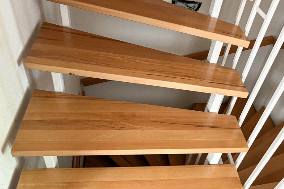 Moderne Holztreppe Reihenendhaus Erfurt / Gottstedt