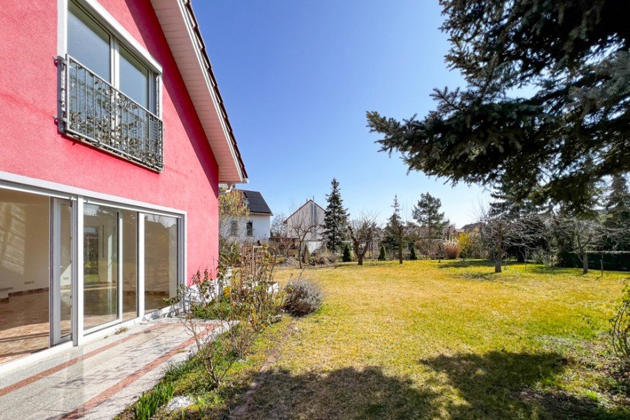 Schmale Terrasse am Wohnzimmer Einfamilienhaus Erfurt / Stotternheim