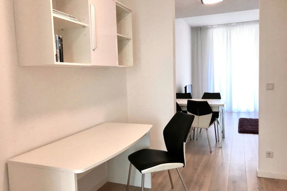 Blick vom Arbeitsbereich ins Wohnzimmer Erdgeschosswohnung Erfurt