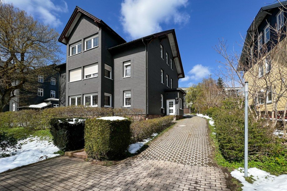 Vorderhaus mit Zufahrt_ Einfamilienhaus Oberhof