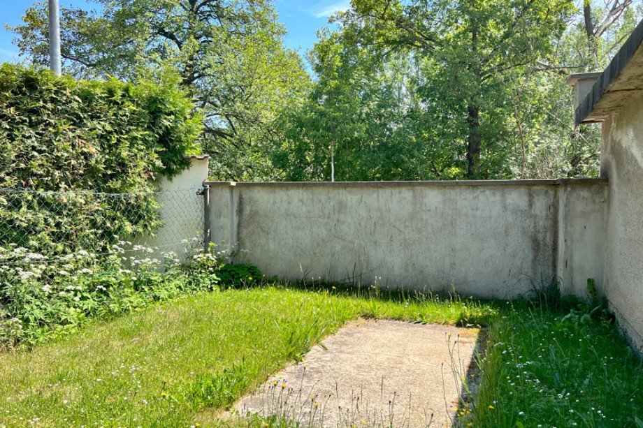 Kleiner Garten neben der Garage Haus Saalfeld/Saale / Remsch�tz