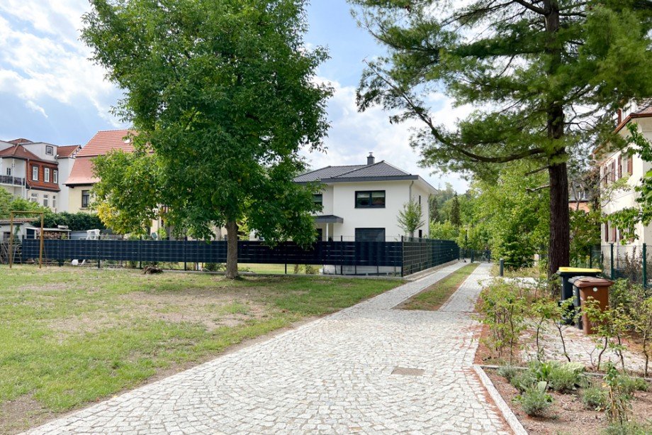 Zufahrt mit Stellpl�tzen zum Grundst�ck Erdgeschosswohnung Arnstadt