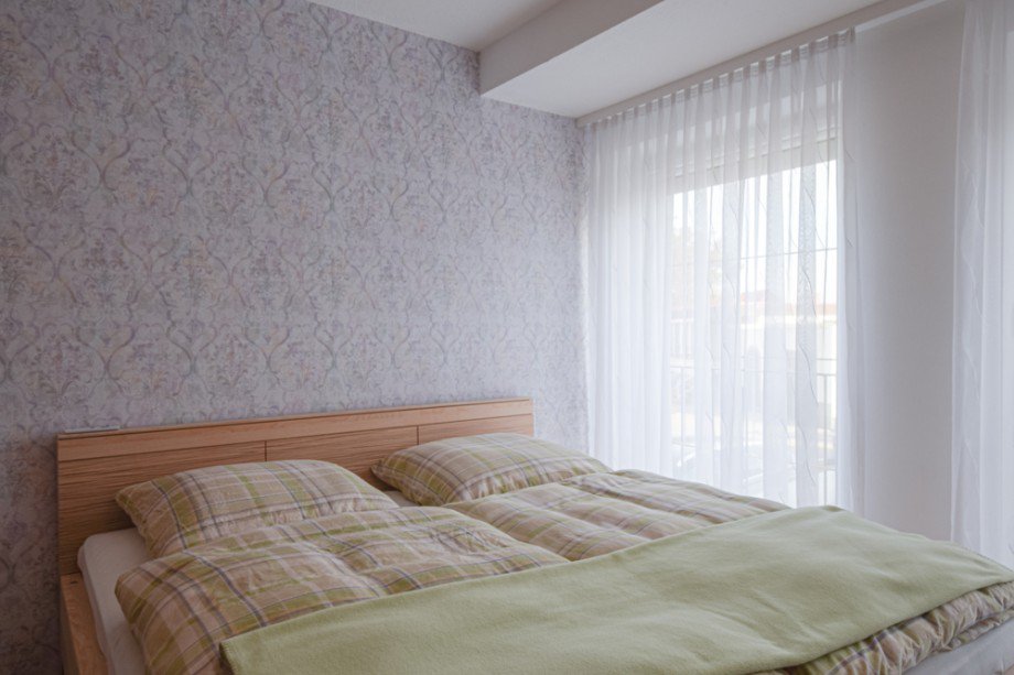 Liebevoll tapeziertes Schlafzimmer Erdgeschosswohnung Herbsleben