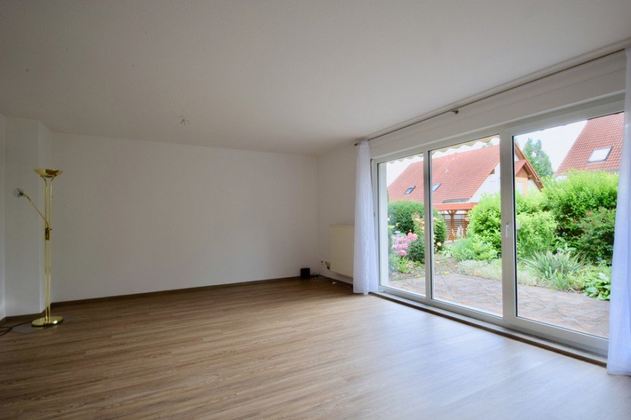 Wohnzimmer Blick zur Terrasse Doppelhaush�lfte Erfurt