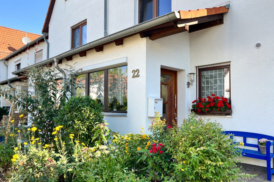 Liebevoll gepflegter Vorgarten_ Reihenendhaus Erfurt / Gottstedt