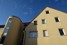 Giebelansicht mit Treppenhaus Gem�tliche Dreiraumwohnung mit Balkon im Erdgeschoss + TG- SP inkl.