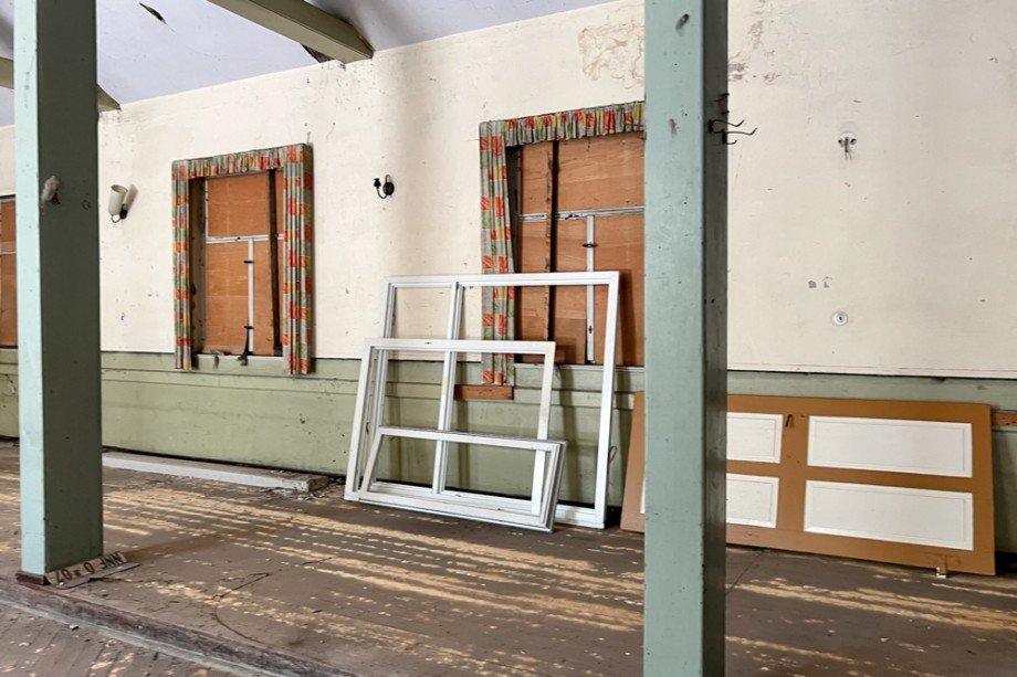 Die hinteren Saalfenster sind aktuell verkleidet Haus Saalfeld/Saale / Remsch�tz