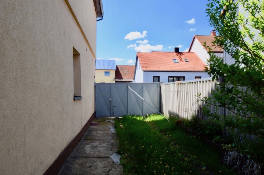 Einfahrt zur Garage Doppelhaush�lfte Gr�fenhain/ Ohrdruf